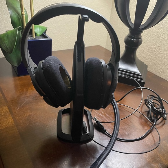 SkullCandy  PS3 PS4 Bluetooth Gaming Headset with Microphone & Charging Station - Picture 4 of 9